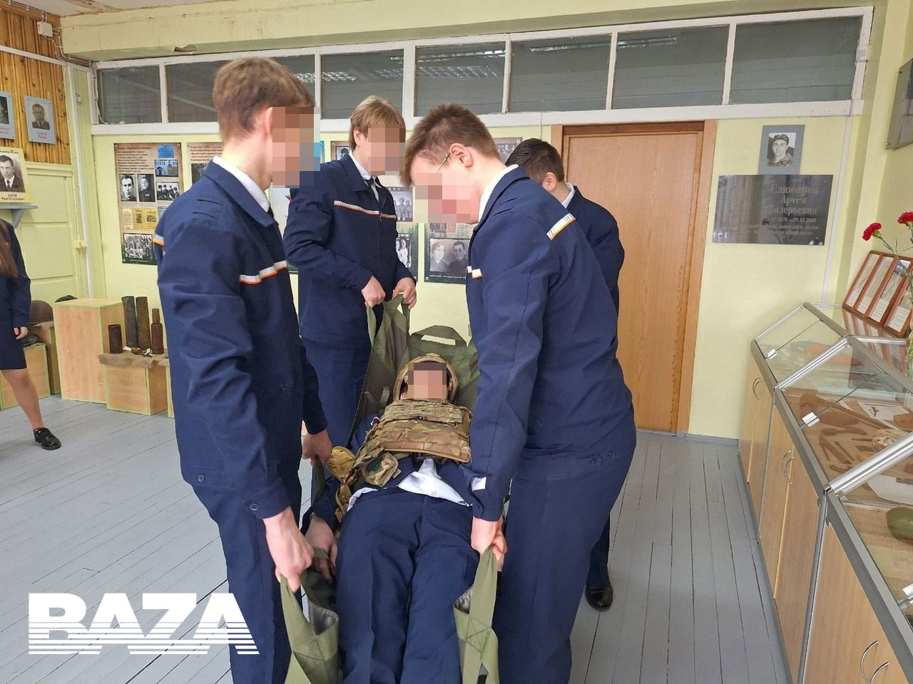 Російських школярів одягли у бронежилети з нашивками "Груз 200 — мы ...